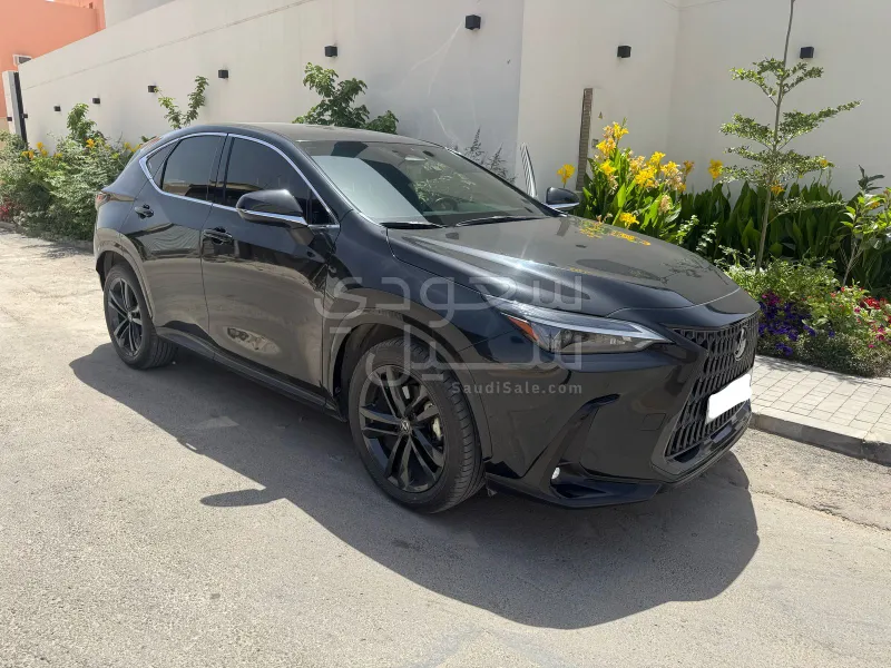 2023 لكزس إن إكس 350