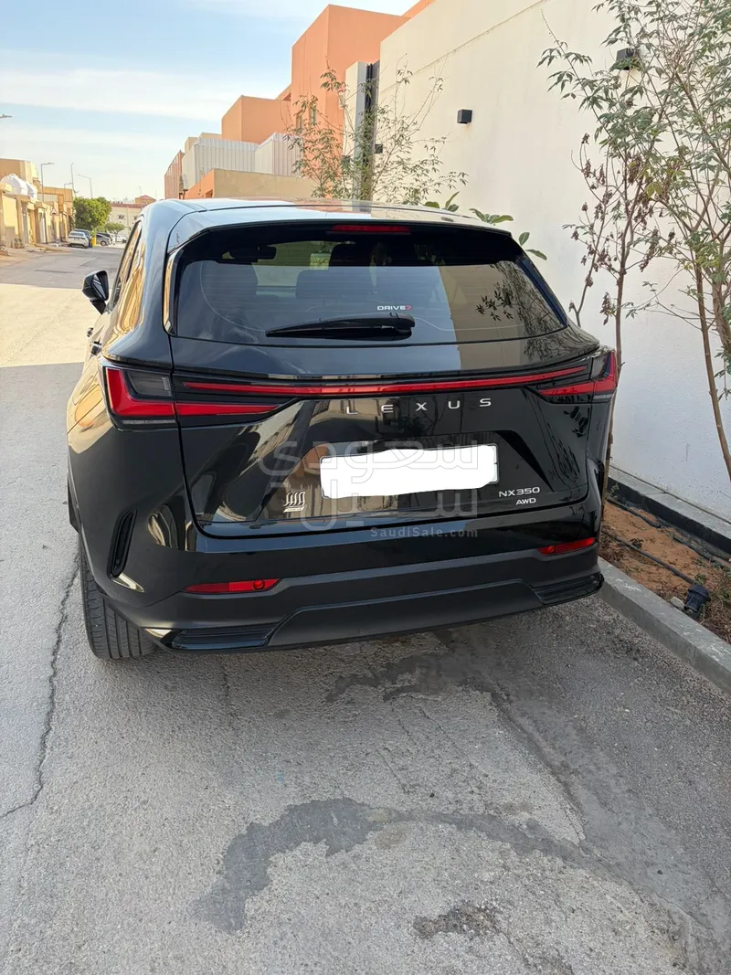 2023 لكزس إن إكس 350