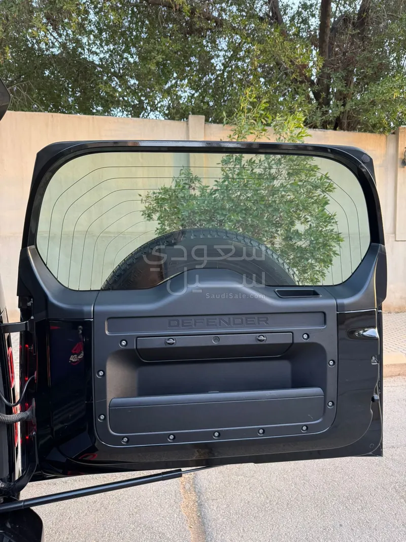 2023 لاند روفر ديفيندر اكس 110
