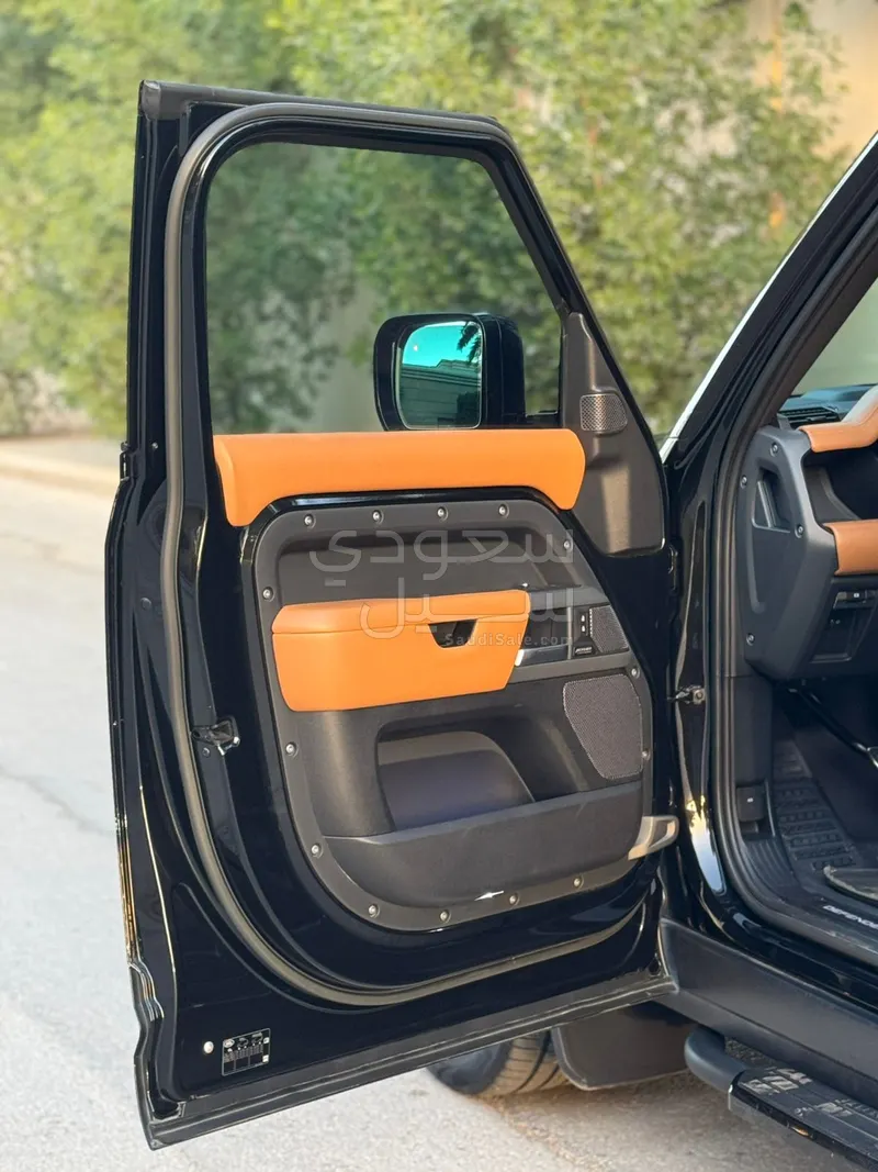 2023 لاند روفر ديفيندر اكس 110