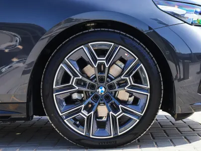 2026 بي ام دبليو الفئة الخامسة 520 أي إم كت