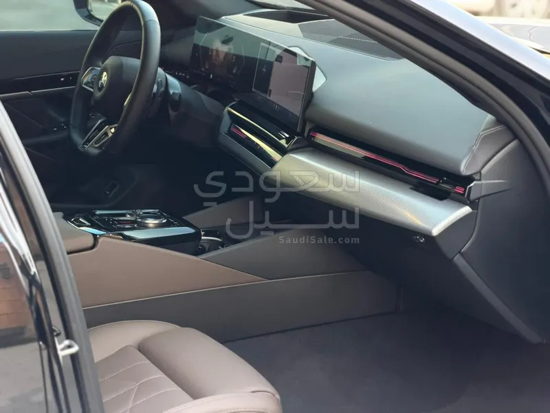 2024 بي ام دبليو الفئة الخامسة 520 أي إم كت