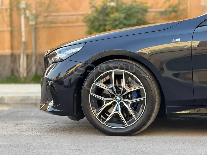 2024 بي ام دبليو الفئة الخامسة 520 أي إم كت