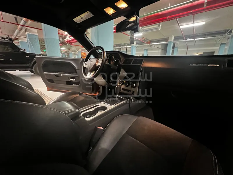 2011 دودج تشالنجر اس ار تي 8