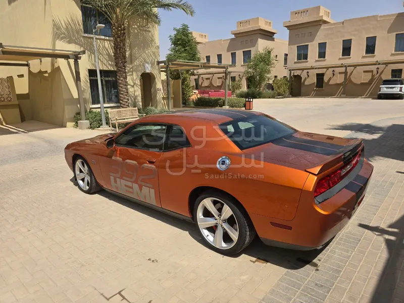 2011 دودج تشالنجر اس ار تي 8