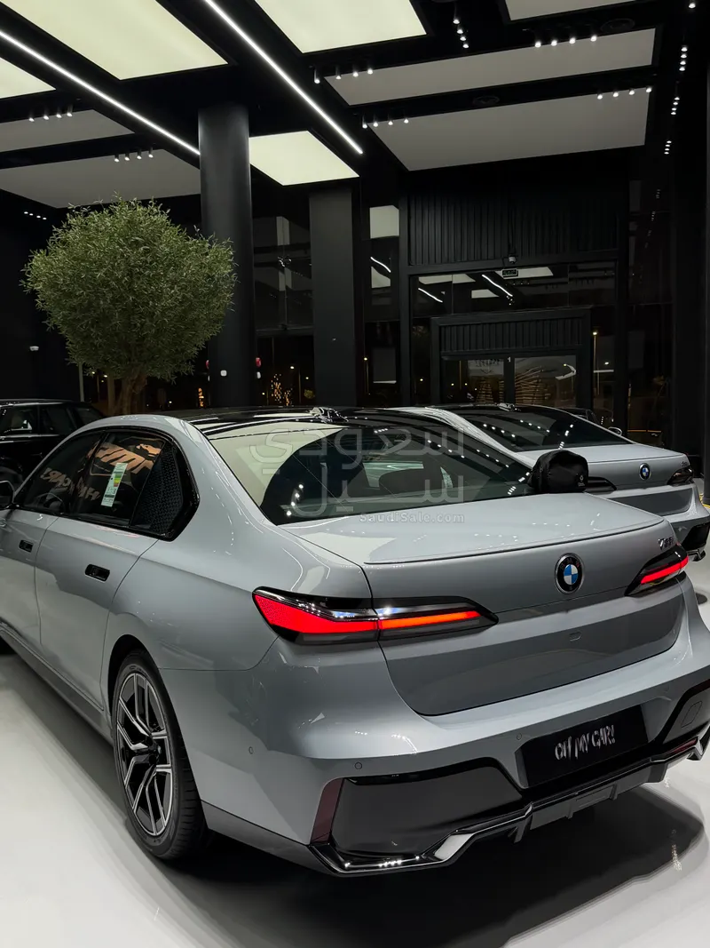 2025 بي ام دبليو الفئة السابعة 735أي