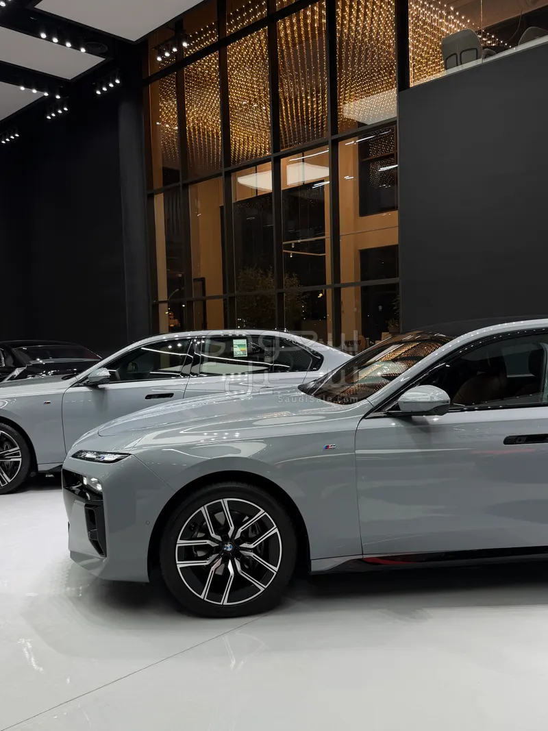 2025 بي ام دبليو الفئة السابعة 735أي