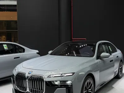 2025 بي ام دبليو الفئة السابعة 735أي