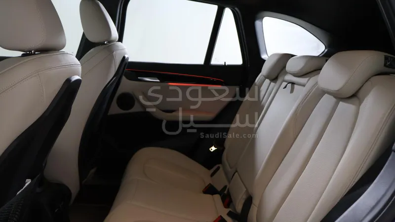 2021 بي ام دبليو الفئة اكس 1