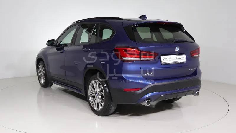 2021 بي ام دبليو الفئة اكس 1