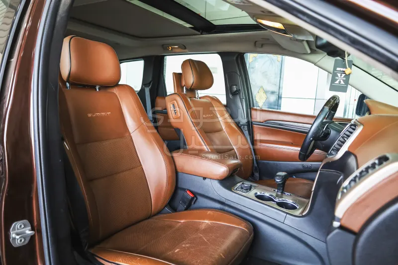 2015 جييب جراند شيروكي ساميت