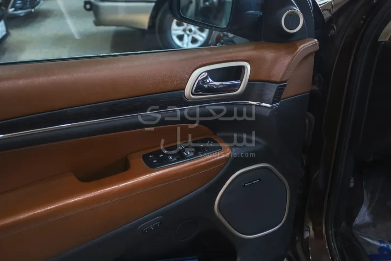 2015 جييب جراند شيروكي ساميت