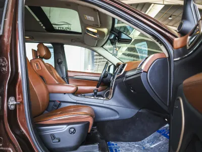 2015 جييب جراند شيروكي ساميت