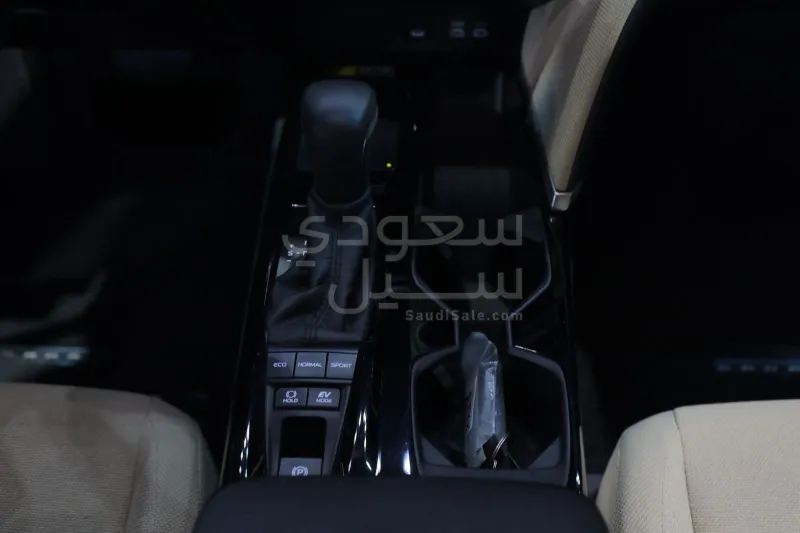 2025 تويوتا كامري ال اي