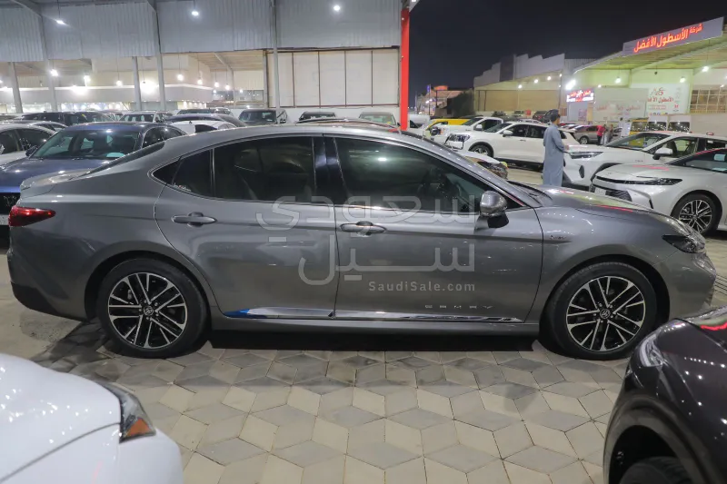 2025 تويوتا كامري ال اي