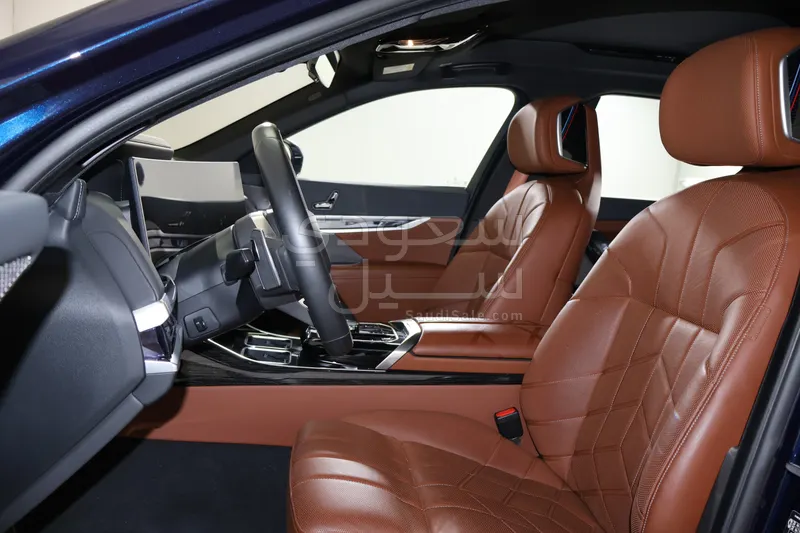 2025 بي ام دبليو الفئة السابعة 735أي