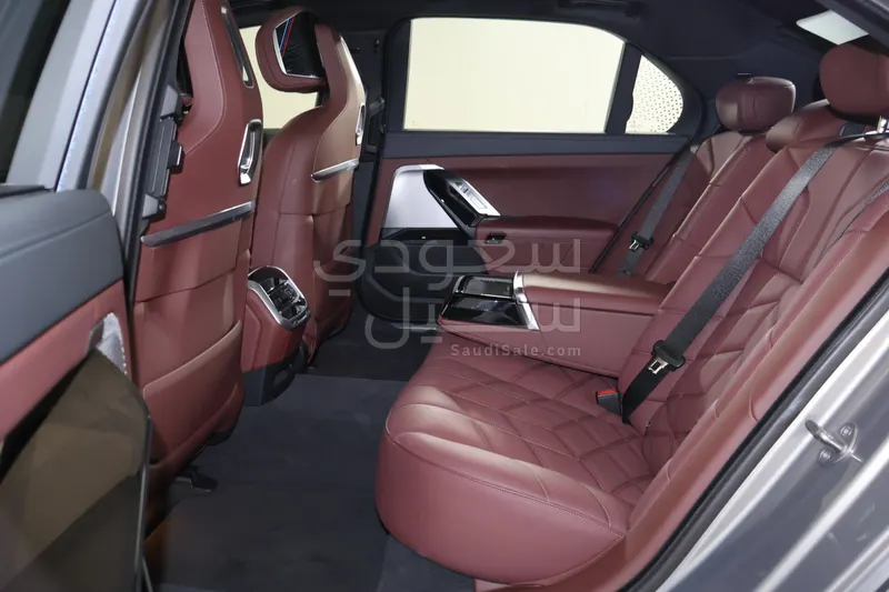 2024 بي ام دبليو الفئة السابعة 735أي