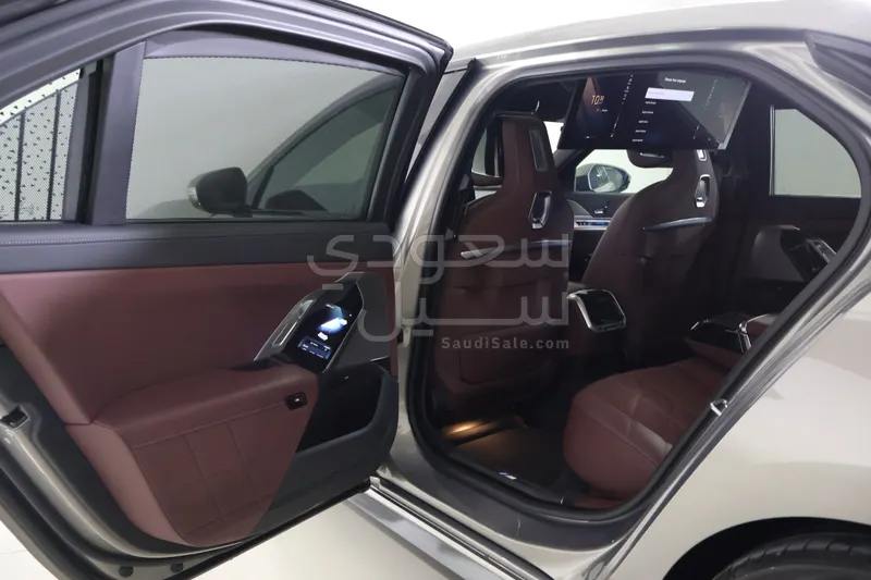 2024 بي ام دبليو الفئة السابعة 735أي