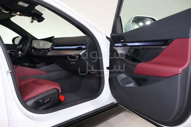 2025 بي ام دبليو الفئة الخامسة 520 أي إم كت