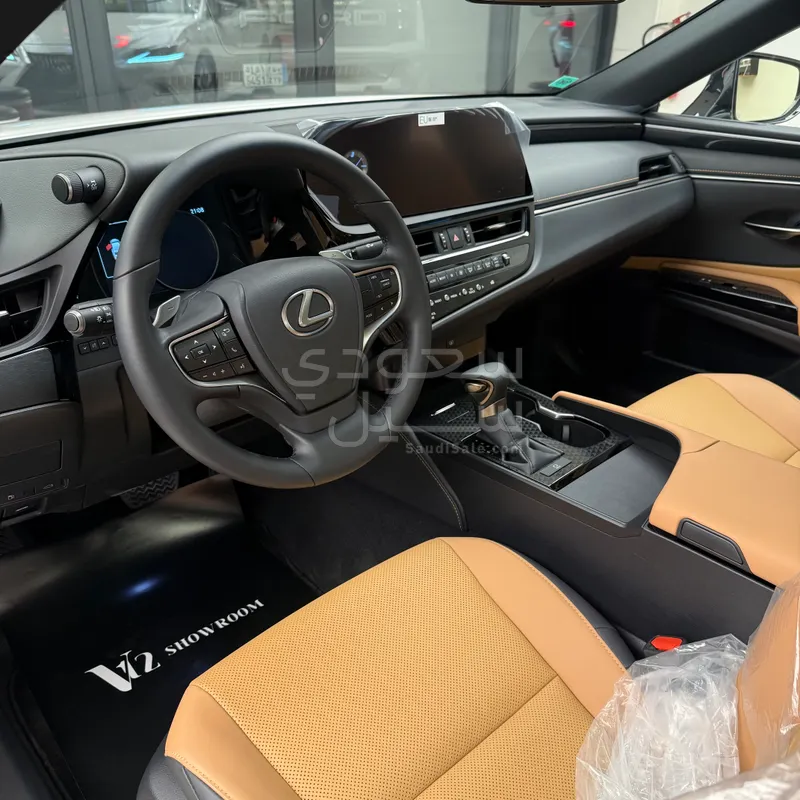 2025 لكزس إي إس 350
