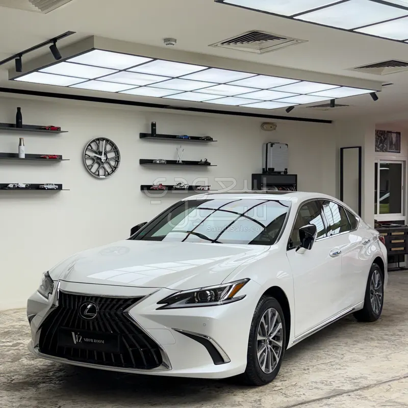 2025 لكزس إي إس 350