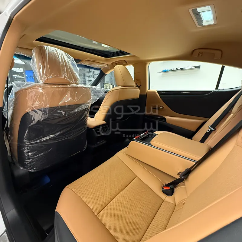 2025 لكزس إي إس 350