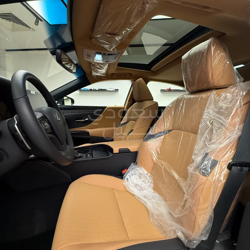 2025 لكزس إي إس 350