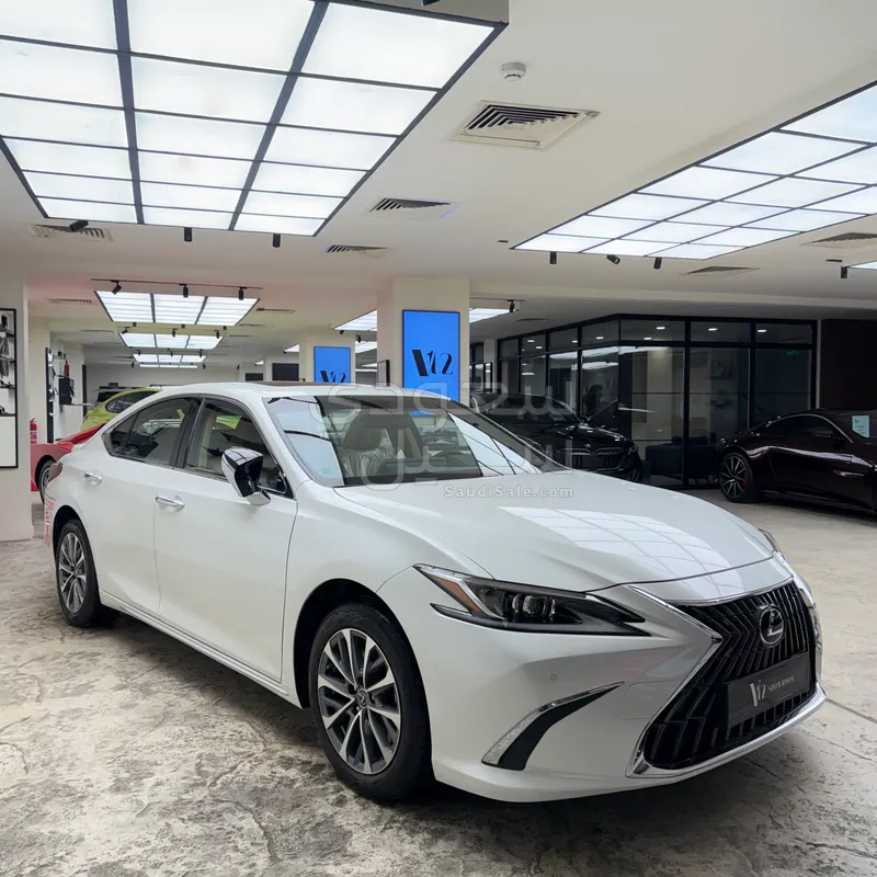 2025 لكزس إي إس 350