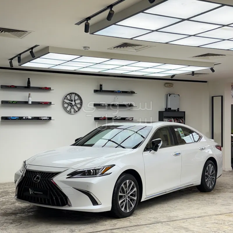2025 لكزس إي إس 350