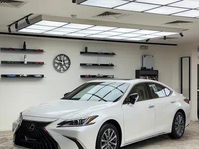 2025 لكزس إي إس 350