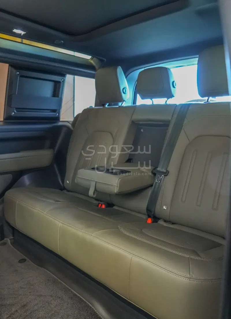 2022 لاند روفر ديفيندر 90