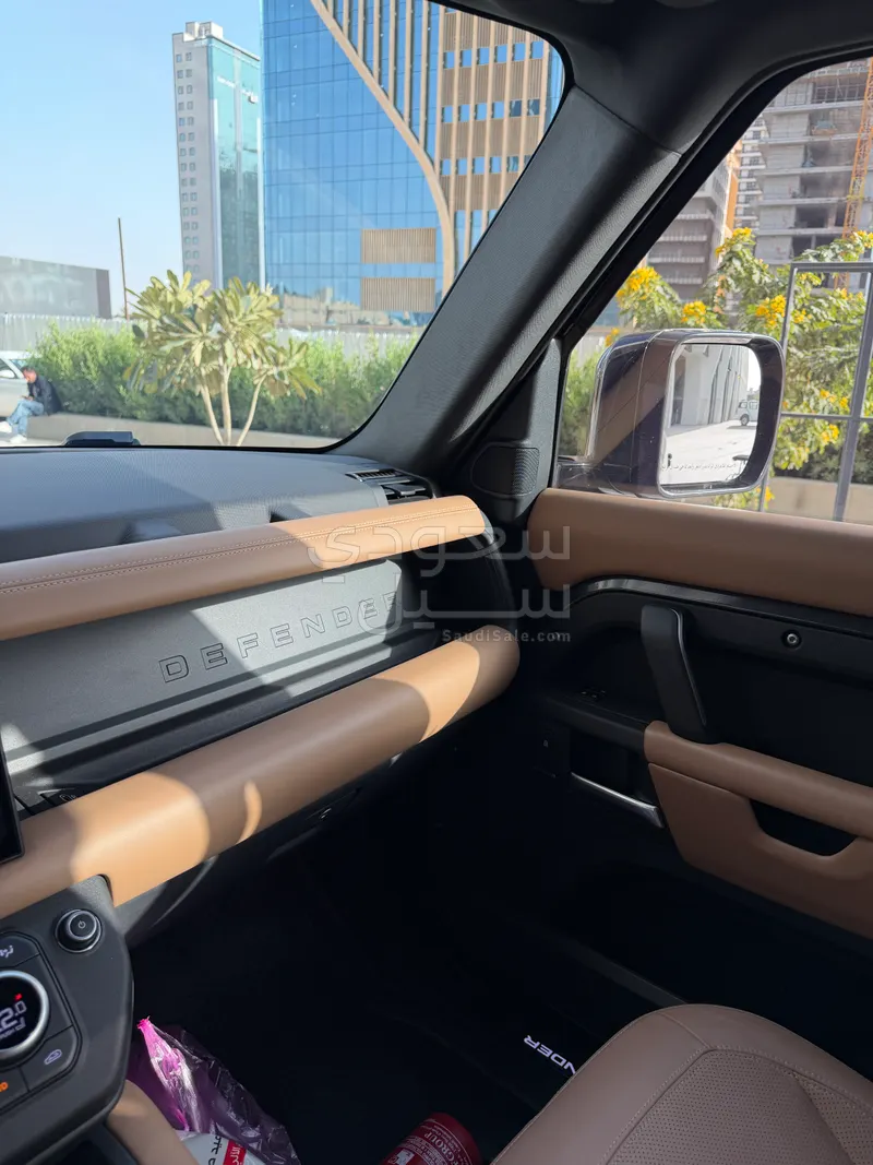 2025 لاند روفر ديفيندر