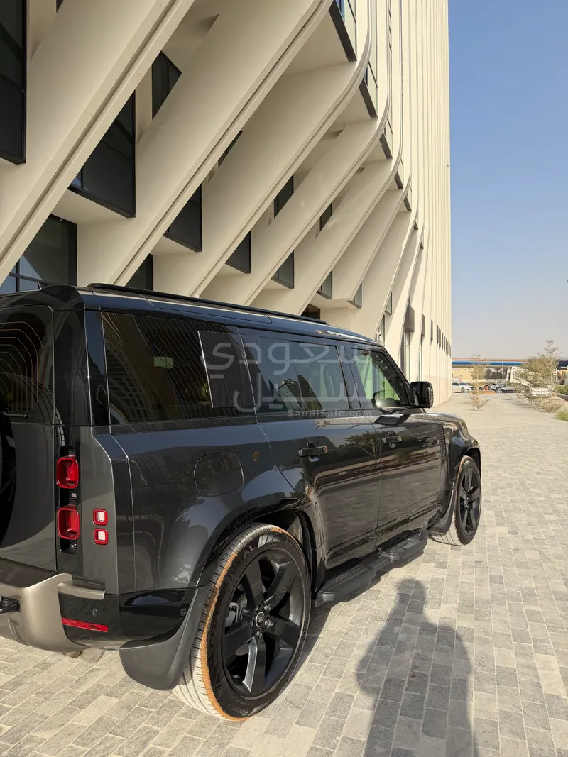 2025 لاند روفر ديفيندر