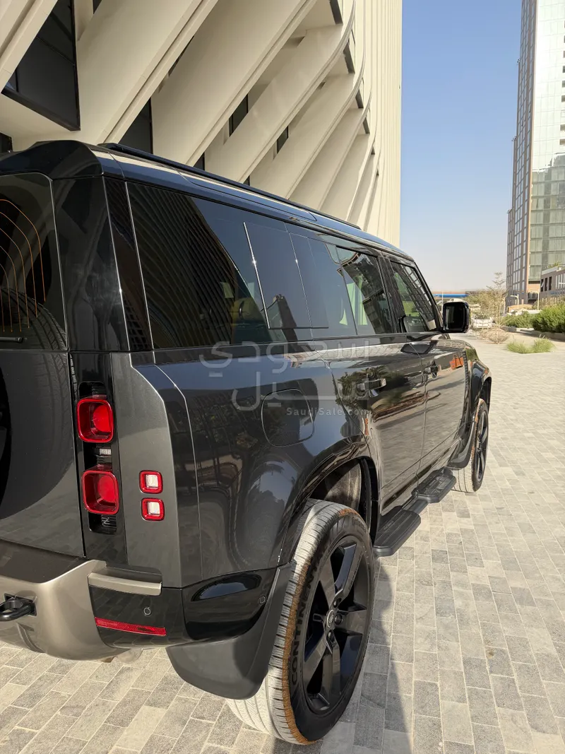 2025 لاند روفر ديفيندر