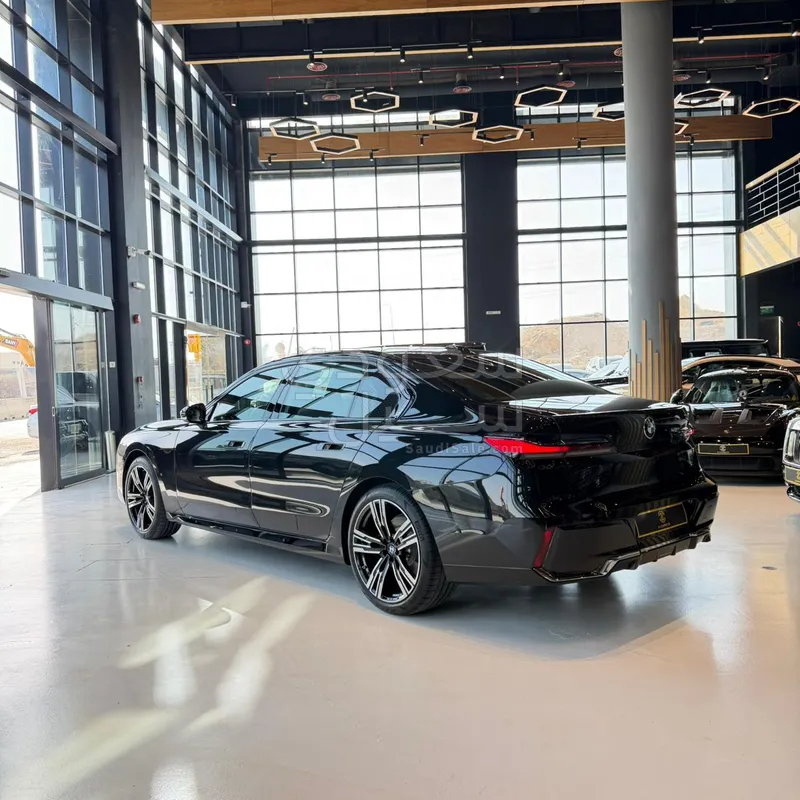 2026 بي ام دبليو الفئة السابعة 735أي