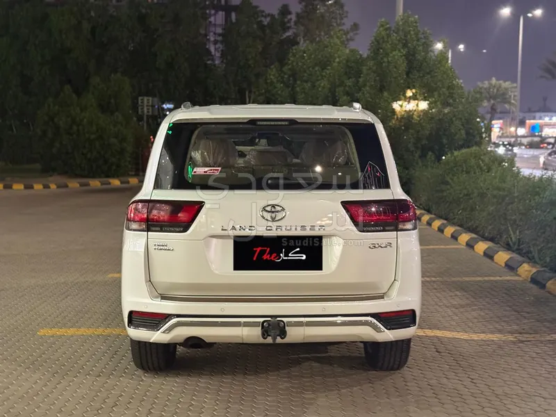 2024 تويوتا لاند كروزر جي اكس ار