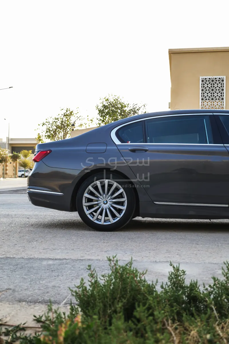 2020 بي ام دبليو الفئة السابعة 730 إل أي