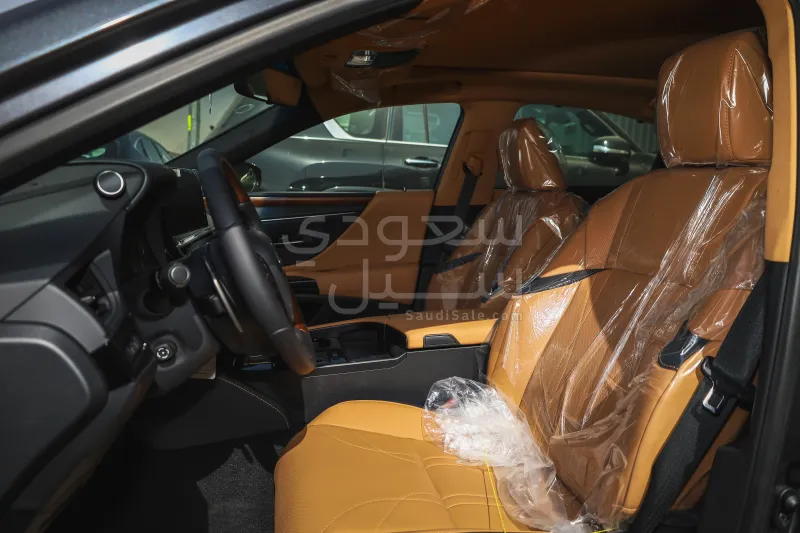 2025 لكزس إي إس 350