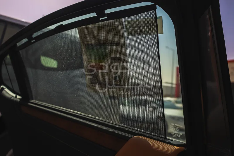 2025 لكزس إي إس 350