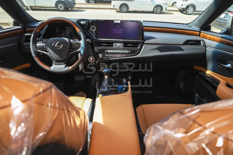 2025 لكزس إي إس 350