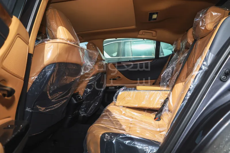 2025 لكزس إي إس 350