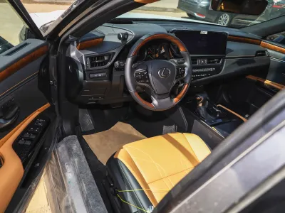 2025 لكزس إي إس 350