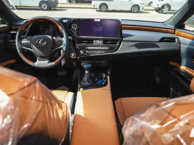 2025 لكزس إي إس 350