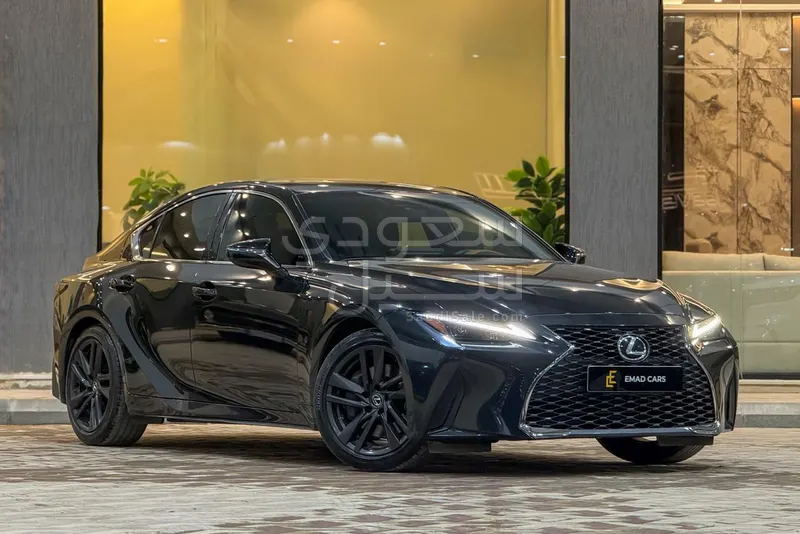 2023 لكزس آي إس 300