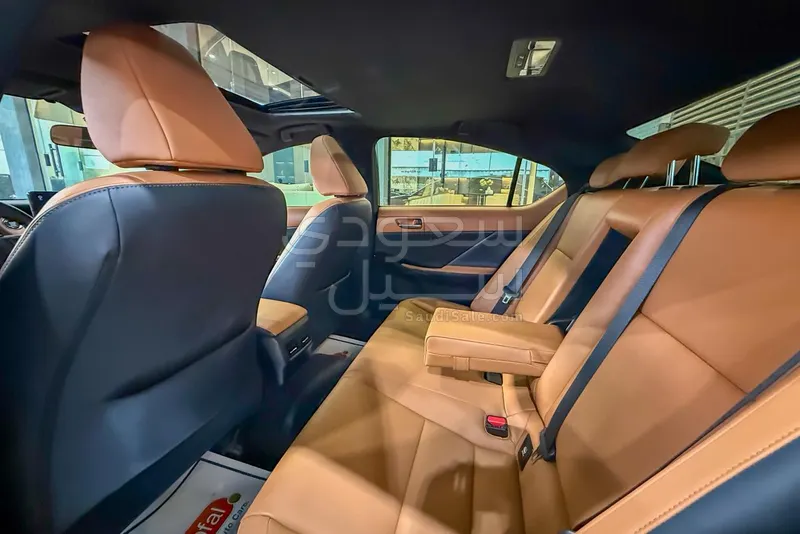 2023 لكزس آي إس 300