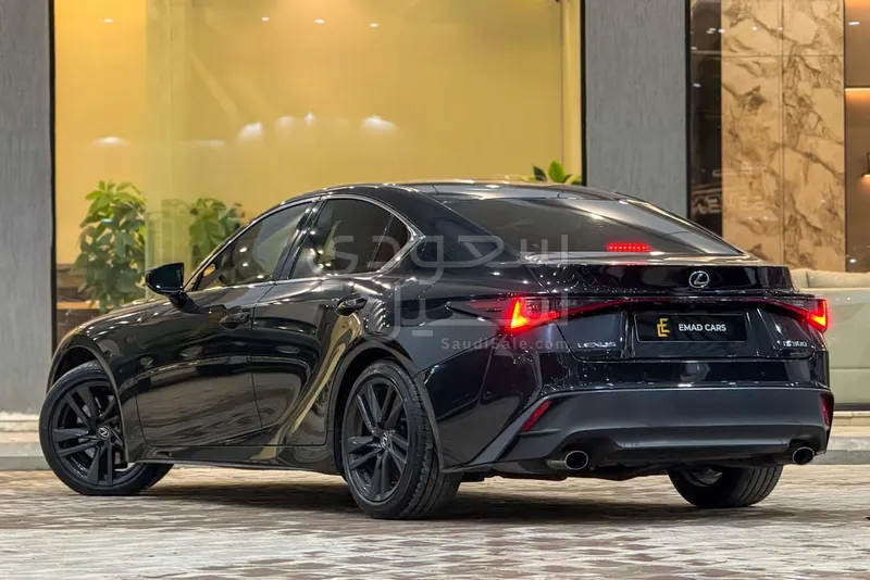 2023 لكزس آي إس 300
