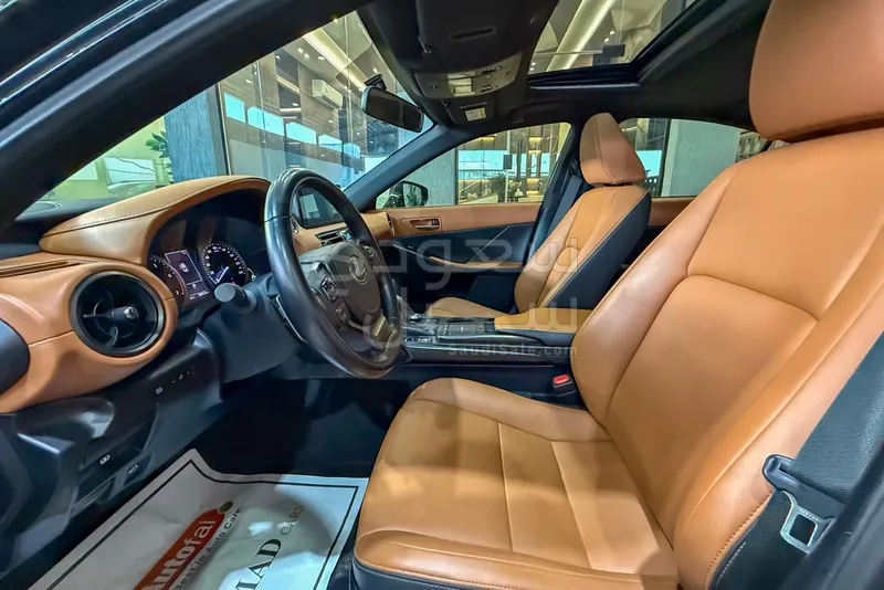 2023 لكزس آي إس 300