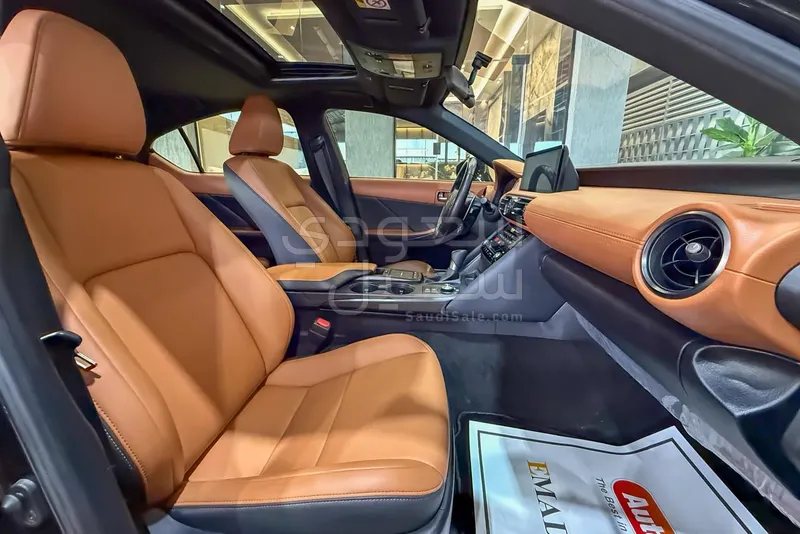 2023 لكزس آي إس 300