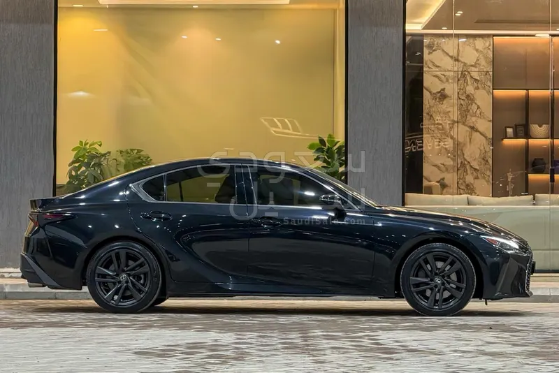 2023 لكزس آي إس 300