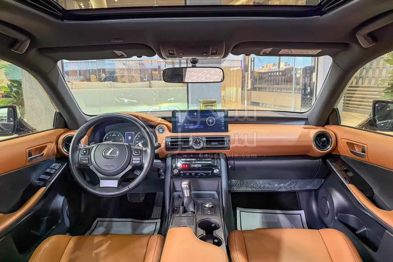 2023 لكزس آي إس 300